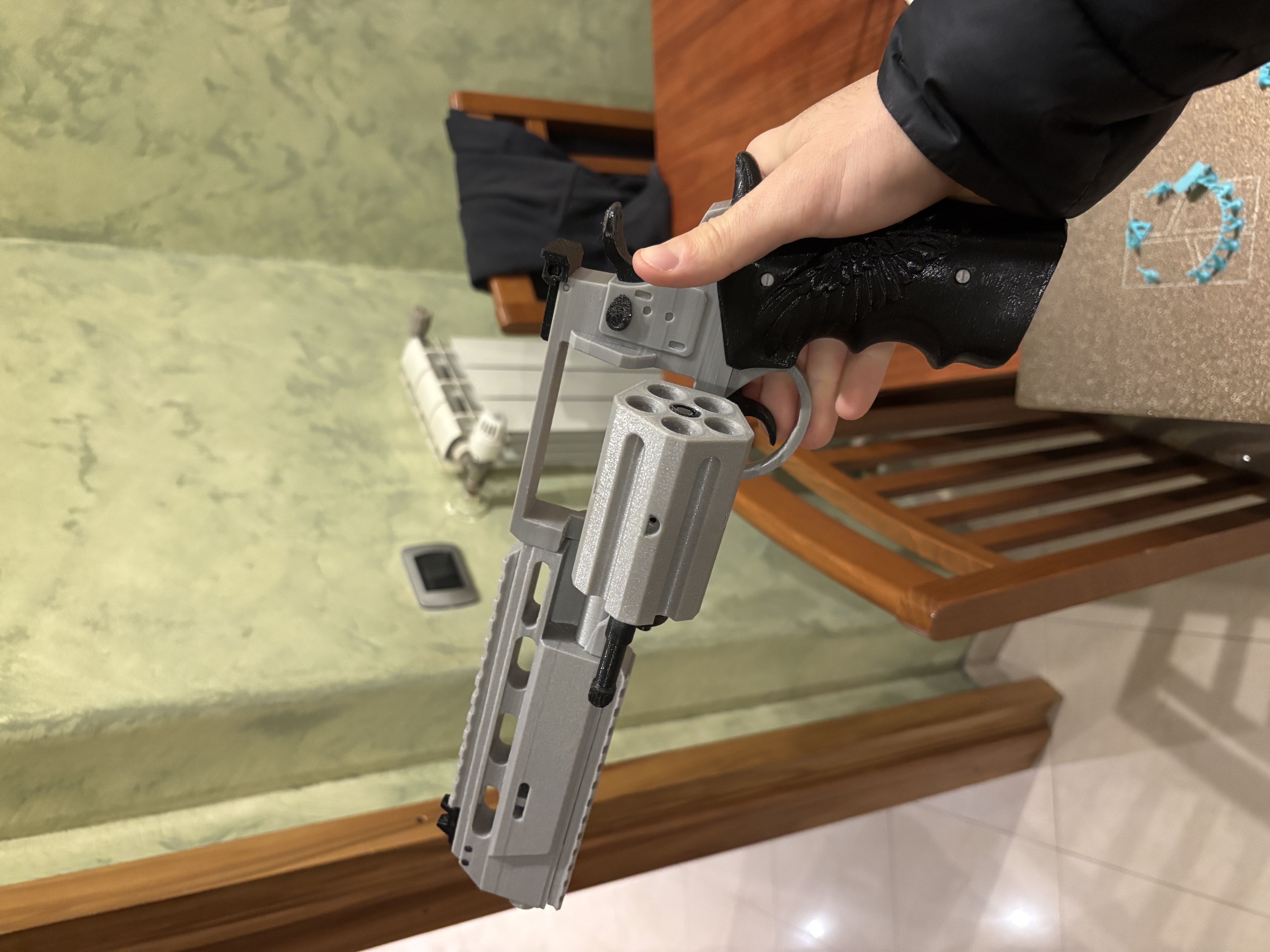 Resident Evil Requiem Revoler di Leon